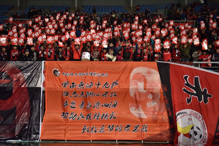 包含夏尔勒罗瓦防线稳固，助球队夺取三分的词条