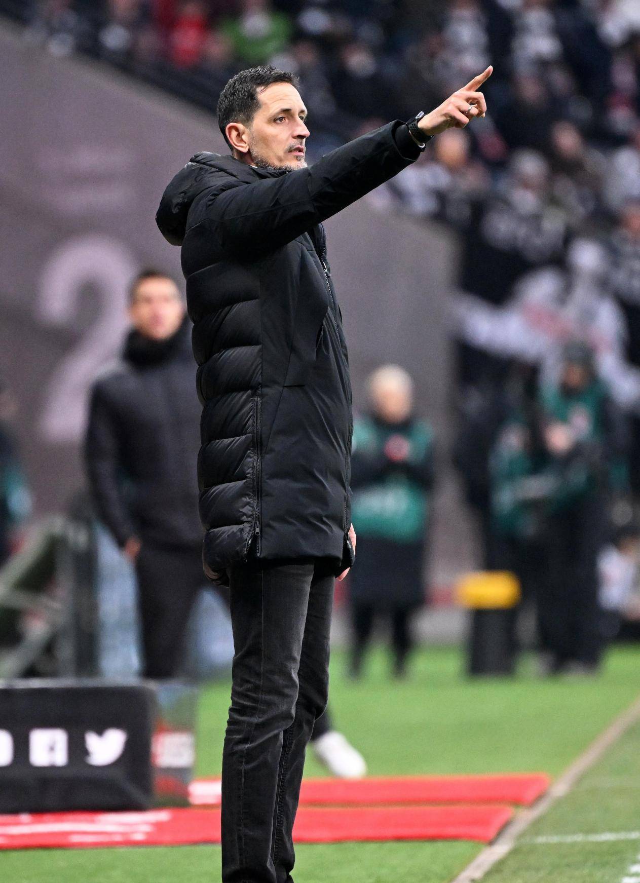 法兰克福客场战胜对手，展现生存能力的简单介绍