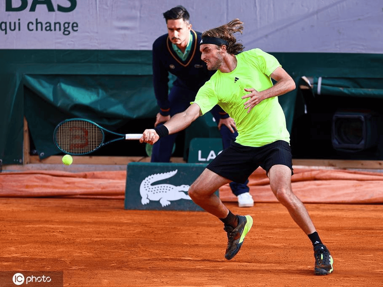 关于法国网球队险胜西班牙网球队，西西帕斯送出助攻的信息