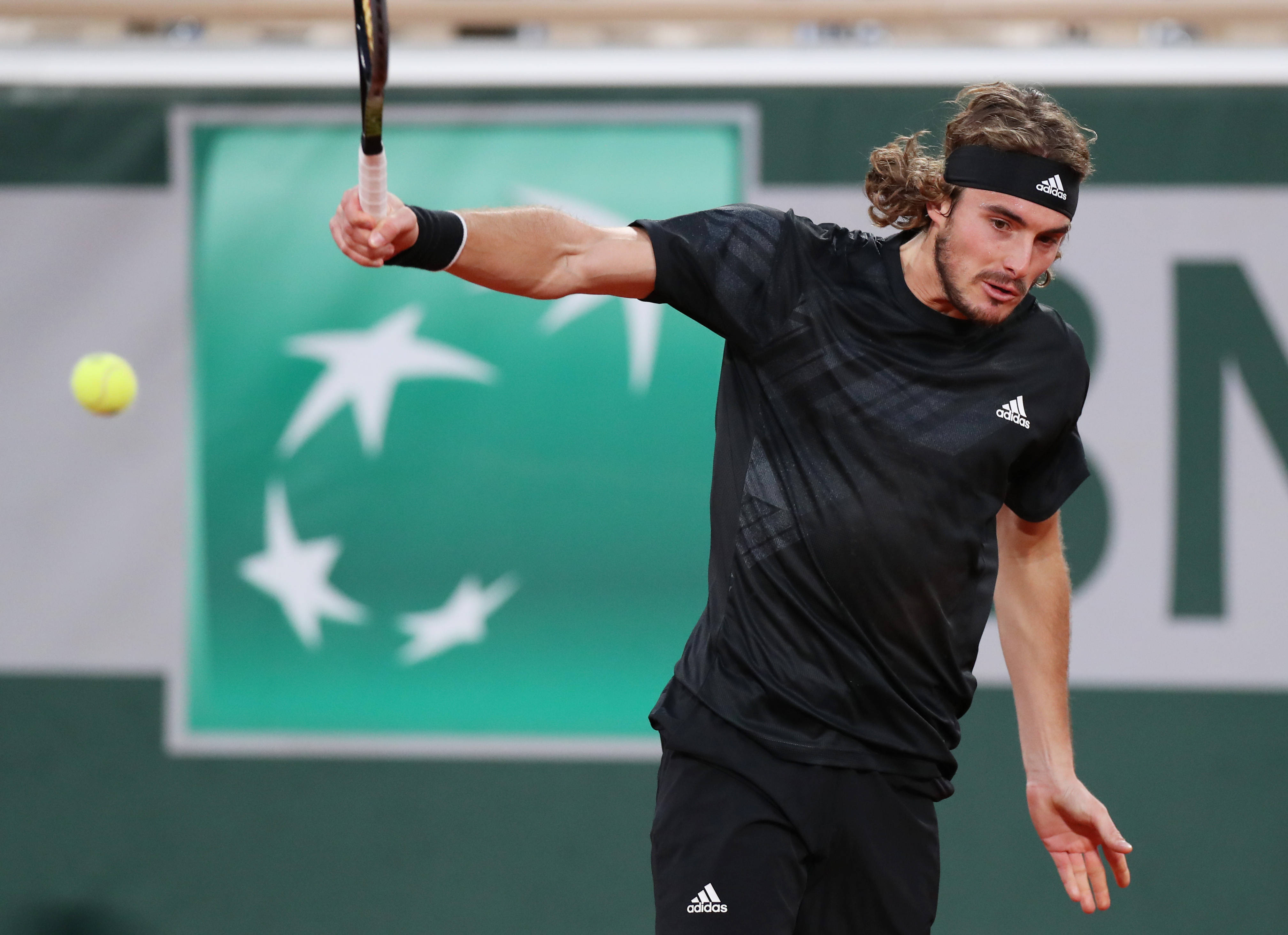 关于法国网球队险胜西班牙网球队，西西帕斯送出助攻的信息