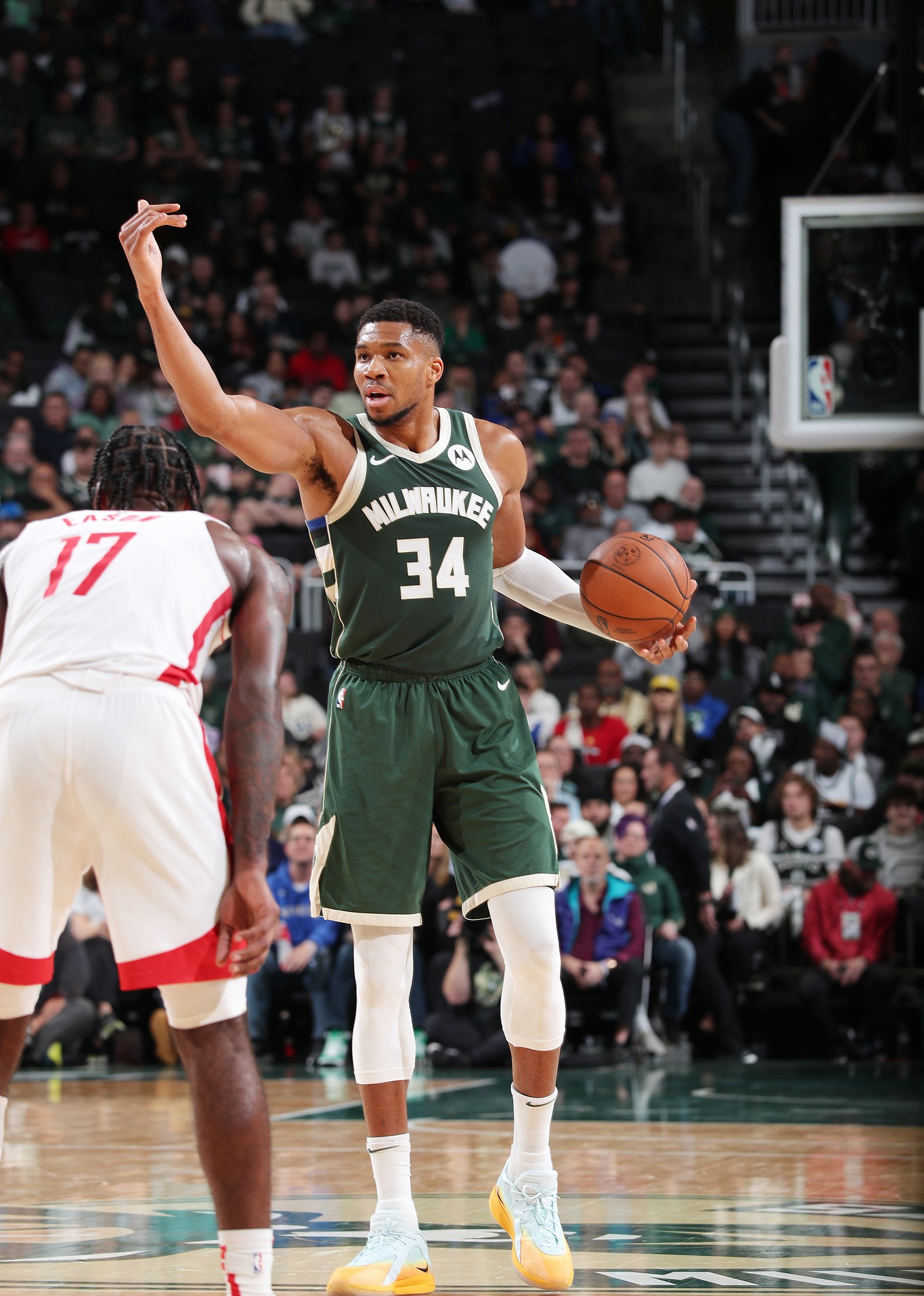 关于雄鹿客场大胜魔术，止步三连胜行列的信息