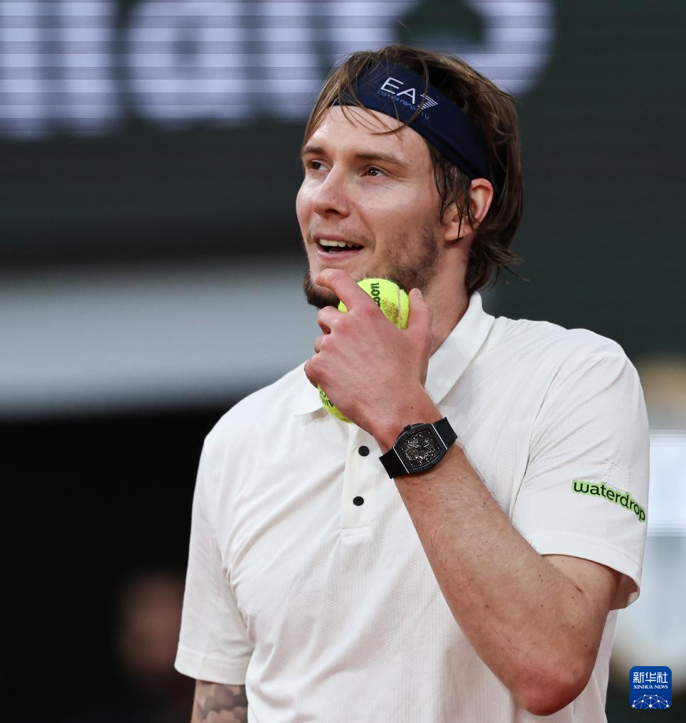 ATP总决赛逆转法网，辛纳刷新纪录